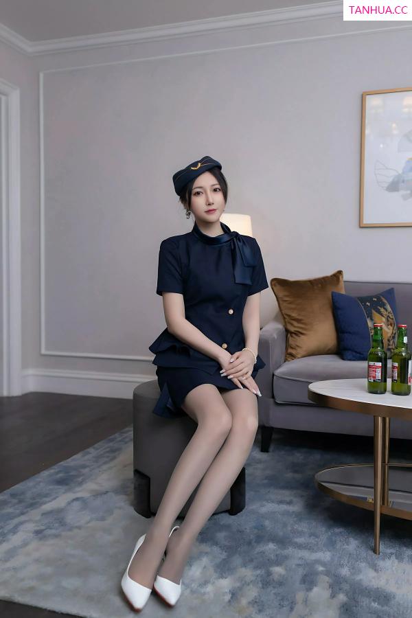 鱼子酱fish  [XiuRen]高清写真图 2025.04.11 No.10142 鱼子酱Fish 空姐制服第10张图片